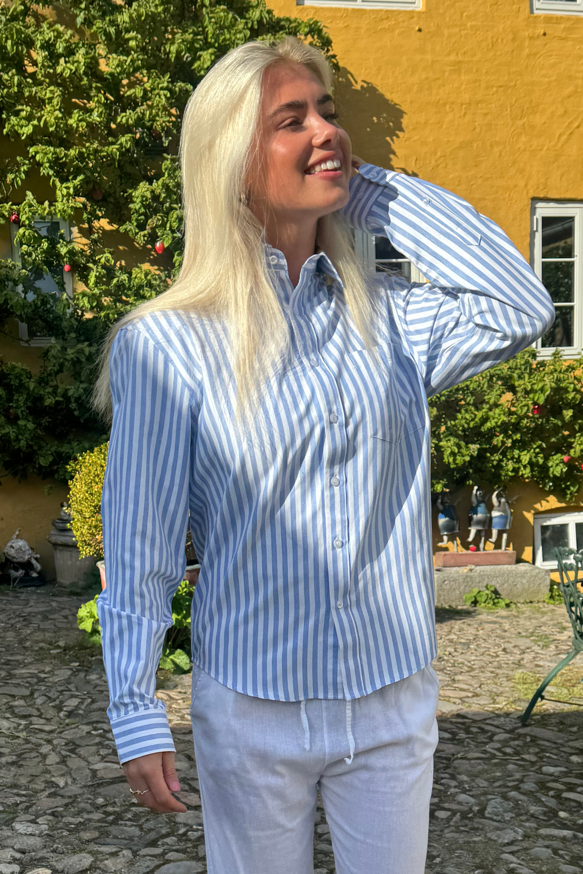LANGÆRMET SKJORTE - BREDE BLÅSTRIBET